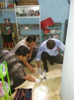 Kakek Umur 60 Tahun Ditemukan Tewas Didepan Pintu Kamar Dalam Posisi Duduk