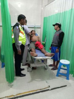 Polsek Gempol Bantu Korban Lakalantas ke Rumah Sakit