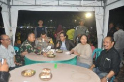 MALAM TAHUN BARU MASYARAKAT DIHIBUR PESTA KEMBANG API DAN MINUM BARENG.