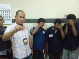 Polisi Dikira Kurir Sabu, 3 Pria di Gelandang Ke Polsek Genteng.