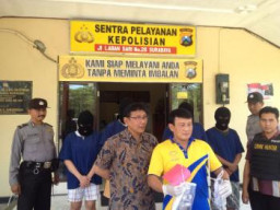 Digrebek Polisi, Reni (27) dan Ribut (30) Kakak Beradik Kompak Nyabu di Kos. 
