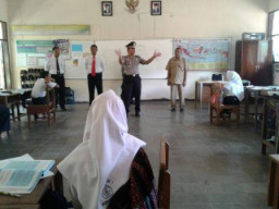 Kapolsek Purwodadi Pasuruan Razia Tas Murid SMPN 1