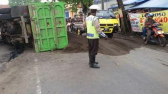 Truck Terguling Jl. Raya Gempol Macet