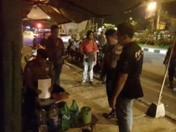 Unit Tipiring Polrestabes Surabaya Razia Penjual Miras di Kampung-Kampung.
