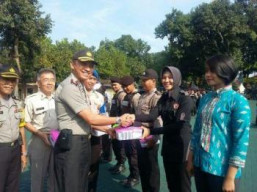 Jaga Stamina Tubuh Selama Operasi Simpatik Semeru Tahun 2017, Kapolres Pasuruan Bagi-Bagi Obat.