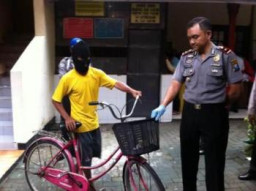 BERDALIH BUTUH UANG BUAT MAKAN, KAKEK 3 CUCU NEKAT MENCURI.