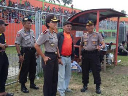 WAKAPOLRES PASURUAN PIMPIN PENGAMANAN SEPAKBOLA DI POGAR BANGIL
