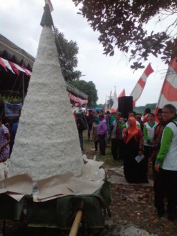 Paguyuban Warga Strend Kali Surabaya Adakan Larung Tumpeng Dan Tebar Benih Ikan.