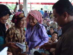 Bupati Sambang Desa, Janjikan Perbaikan dan Peningkatan Infrastruktur