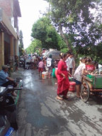 Pogot Kekeringan, Warga Antre Air di Tanki PDAM