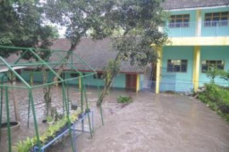 Ruang Sekolah SMP NU Tenggarang Jebol Diterjang Banjir.