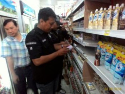 BPOM, Polrestabes, Satpol PP Surabaya Adakan Razia Mamin di Ritel dan Supermarket