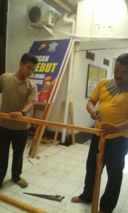 Tekan Angka Kecelakaan, Satlantas Polres Pasuruan Kota Pasang Puluhan Banner Peringatan.