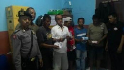 Sat Sabhara Tangkap Lima Karyawan Pabrik saat asyik Main Judi Remi.