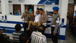 Samsat Bangil Dapat Apresiasi Warga, Penyandang Disabilitas di Gendong Saat Ngurus Perpanjangan SIM