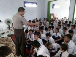 Kanit Binmas Polsek Pandaan Beri Arahan Siswa Tentang Bahaya Narkoba, Rokok Elektrik dan Hoaks.