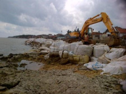 Perahu Nelayan Terancam Terhalang Lumpur  