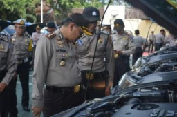 Kapolres Cek Kesiapan Mobil Dinas Pada Malam Tahun baru 2017.