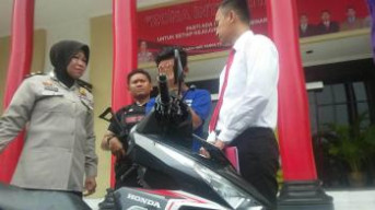 1 DARI DUA PELAKU CURANMOR DIBEKUK UNIT JATANRAS POLRESTABES SURABAYA.