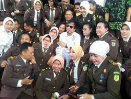 Para Jaksa Kejati Jatim Foto Bareng Ian Kasela