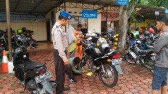 Sejumlah Anggota Propam Awasi Kantor Layanan Samsat dan SIM.