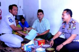 Kasat Lantas Serahkan Satunan Kamatian Kepada Korban Laka.