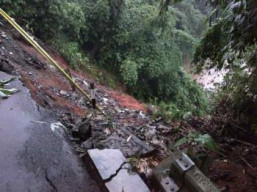 JALAN LONGSOR, LURAH dan CAMAT TIDAK TERLIHAT DILOKKASI