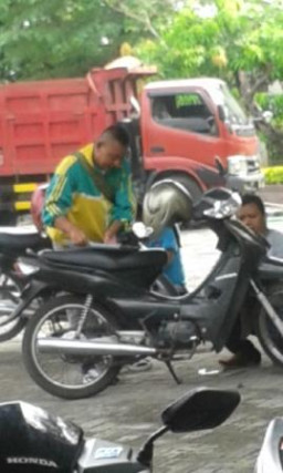  Petugas Cek Fisik Ilegal Berkeliaran di Samsat Bangil.