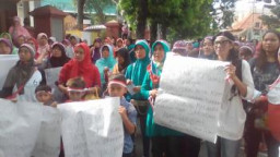 Ikatan Masyarakat Surabaya Demo Diknas Prop Tuntut Pengembalian SMA Dan SMK ke Pemkot Surabaya