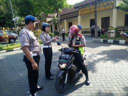 Div Propam Polres Pasuruan Periksa Kelengkapan Kendaraan Anggota.
