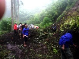 Akses Jalan Utama Ijen Bondowoso Terputus Akibat Longsor