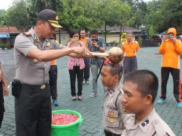 Kapolres Pasuruan Mandikan Air Kembang Pada 27 Bintara Remaja