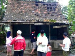 Puting Beliung Hancurkan Rumah Warga Desa Petung Curahdami