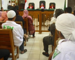 LimaTerdakwa Penggelapan Terima Dihukum, JPU Pikir-pikir 