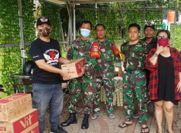 Laskar Berbagi Kasih Indonesia, Berikan Makanan Pada TNI Yang Bertugas GBK.