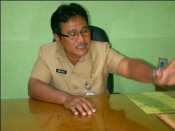 Mantan Kadisparta dan Kades Ngasin Mainkan Tanah