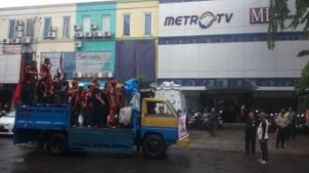 Massa Pemuda Pancasila Demo Perwakilan Metro TV Surabaya.
