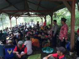 Bhabinkamtibmas Polsek Prigen Bripka Supandi Hadiri Selamatan Desa