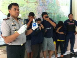 Pesta Sabu di Banyu Urib Wetan, 5 Orang di Gelandang Ke Mapolsek Dukuh Pakis.