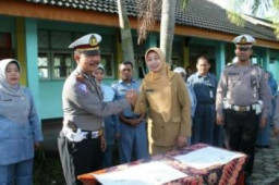 Satlantas Dengan Dinas Pendikbud Bondowoso Tandatangani MoU Larang Siswa Bawa Sepeda Motor Kesekolah