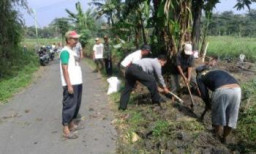 Kanit Reskrim Dan Humas Polsek Rembang Kerja Bakti Bareng Warga