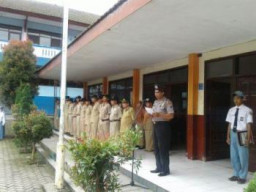 Kasium Polsek Nongkojajar Jadi Pembina Upacara Bendera di SMK Negeri 1 Tutur.