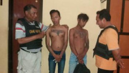 Dua Pria Pembobol Warung Menyerah Saat di Kepung Aparat Bersenjata Lengkap.