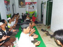 Menang Telak, Pendukung Prabowo-Hatta Sujud Syukur