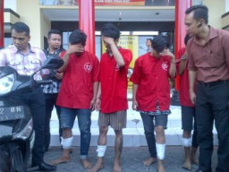 Asyik Pacaran Di Kenjeran Sepasang Kekasih di Rampok 4 Pemuda