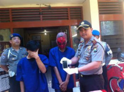 Dua Pemuda Bau Kencur Njambret HP, Kasusnya Ditangani Polsek Tambaksari.