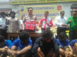 Polrestabes Surabaya Beserta Polsek Jajaran Gelar Rilis Hasil Kinerja Awal Tahun.