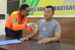 Dokkes Polres Pasuruan Beri Vaksin Hepatitis Pada Anggota