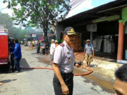 Tuang Bensin Eceran, Rumah Bahri (67) Dilalap Api