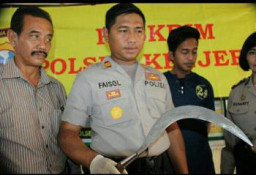 Hina Ayam Jago Milik Teman, M Yasin Diclurit Kepalanya.
